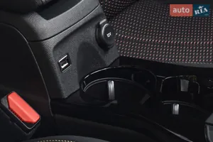 2 USB-порта, AUX, и розетка 12V